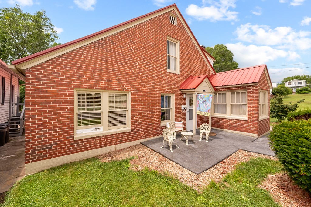 Wytheville, Virginia 24382, United States, 4 Bedrooms Bedrooms, ,2 BathroomsBathrooms,Residential,Active,170510