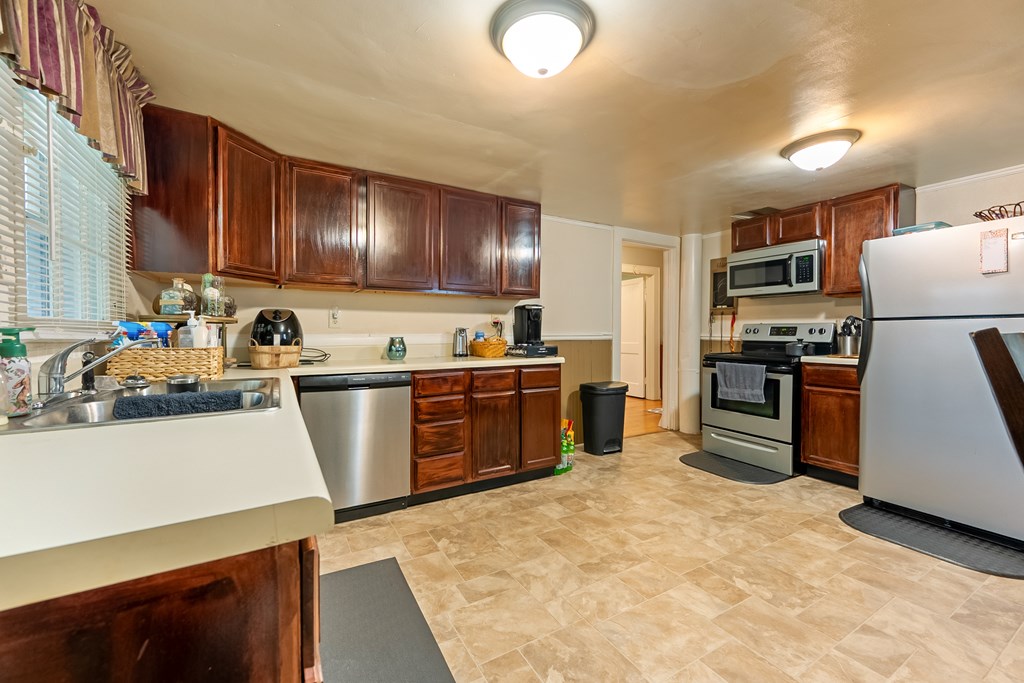 Wytheville, Virginia 24382, United States, 4 Bedrooms Bedrooms, ,2 BathroomsBathrooms,Residential,Active,170510