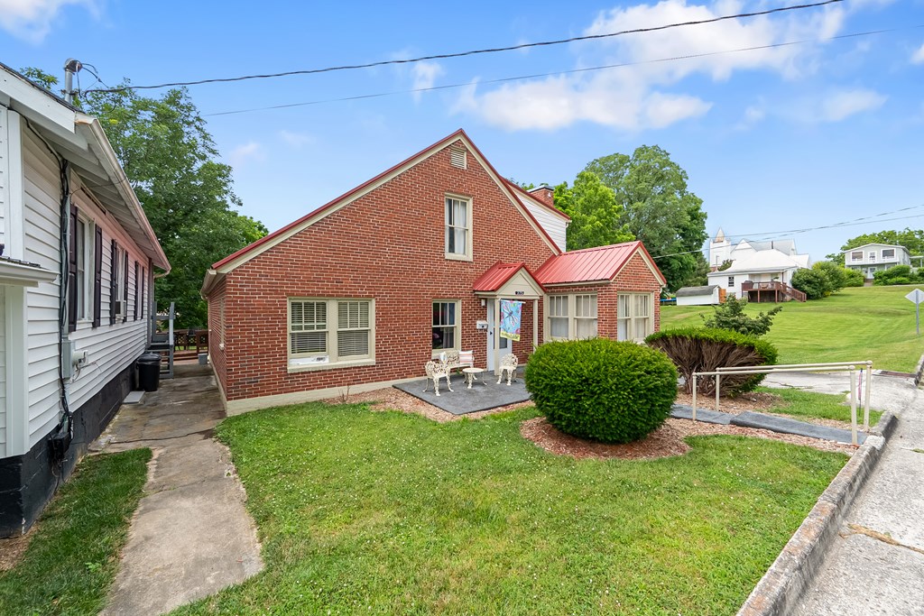 Wytheville, Virginia 24382, United States, 4 Bedrooms Bedrooms, ,2 BathroomsBathrooms,Residential,Active,170510