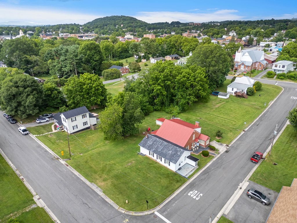 Wytheville, Virginia 24382, United States, 4 Bedrooms Bedrooms, ,2 BathroomsBathrooms,Residential,Active,170510
