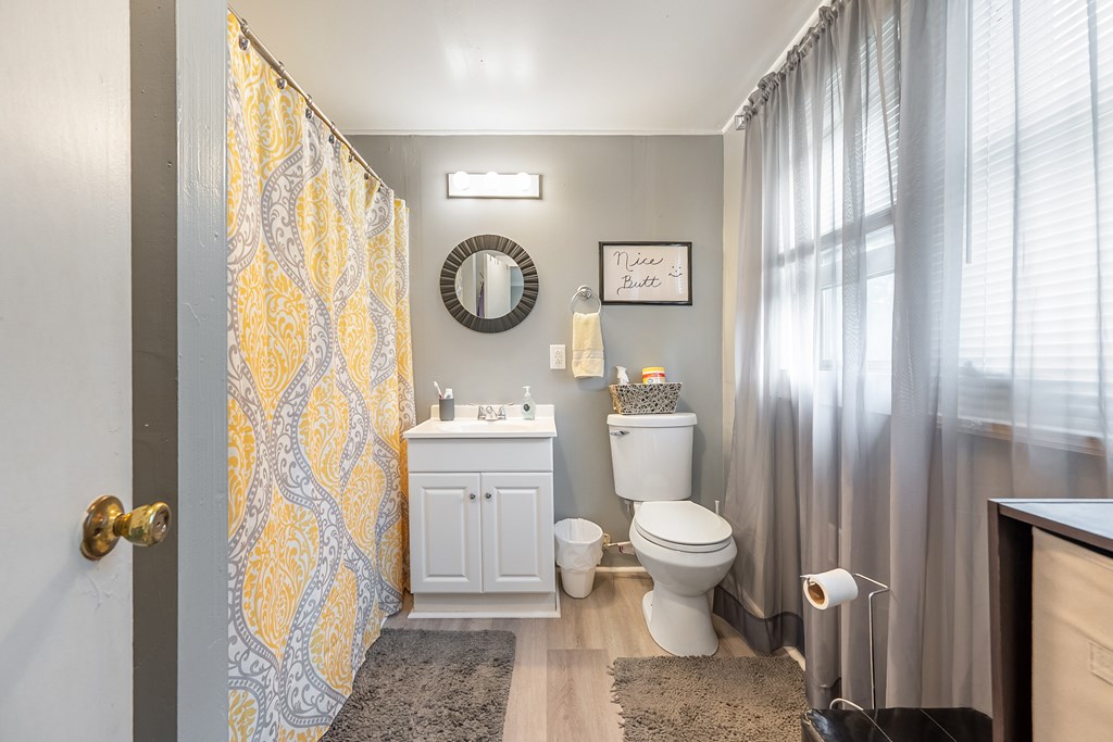 Wytheville, Virginia 24382, United States, 4 Bedrooms Bedrooms, ,2 BathroomsBathrooms,Residential,Active,170510