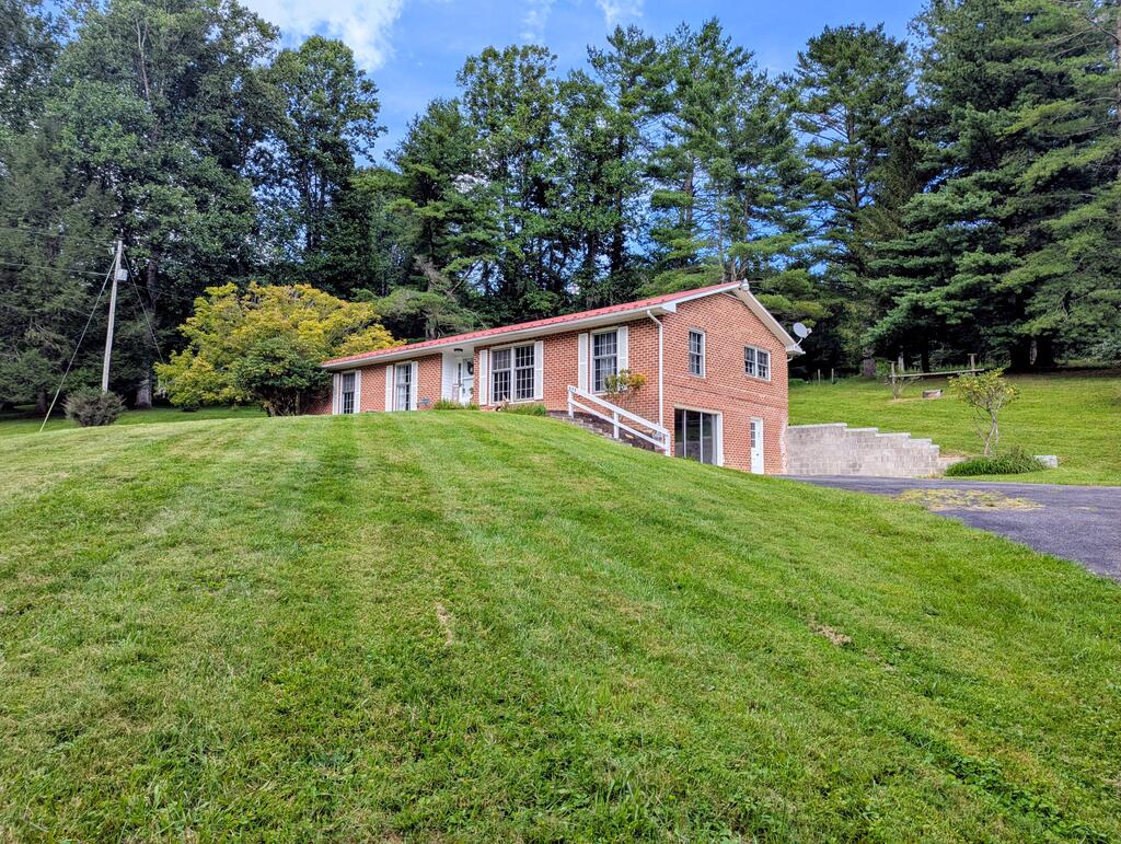 Photo of 633 Parkway Ln S LN, Floyd, VA 24091 (MLS # 111649)