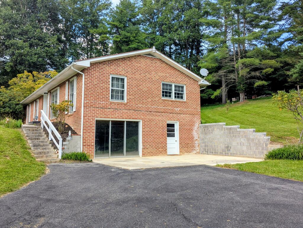 Photo of 633 Parkway Ln S LN, Floyd, VA 24091 (MLS # 111649)
