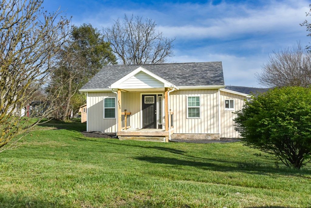 Photo of 1255 W Spiller St, Wytheville, VA 24382 (MLS # 109549)