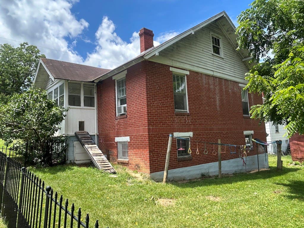 Photo of 250 S 8th St, Wytheville, VA 24382 (MLS # 110659)