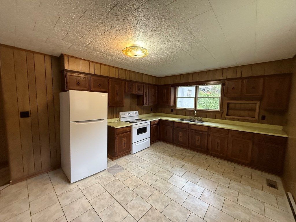 Photo of 1030 Russell Hill St, Grundy, VA 24614 (MLS # 104685)