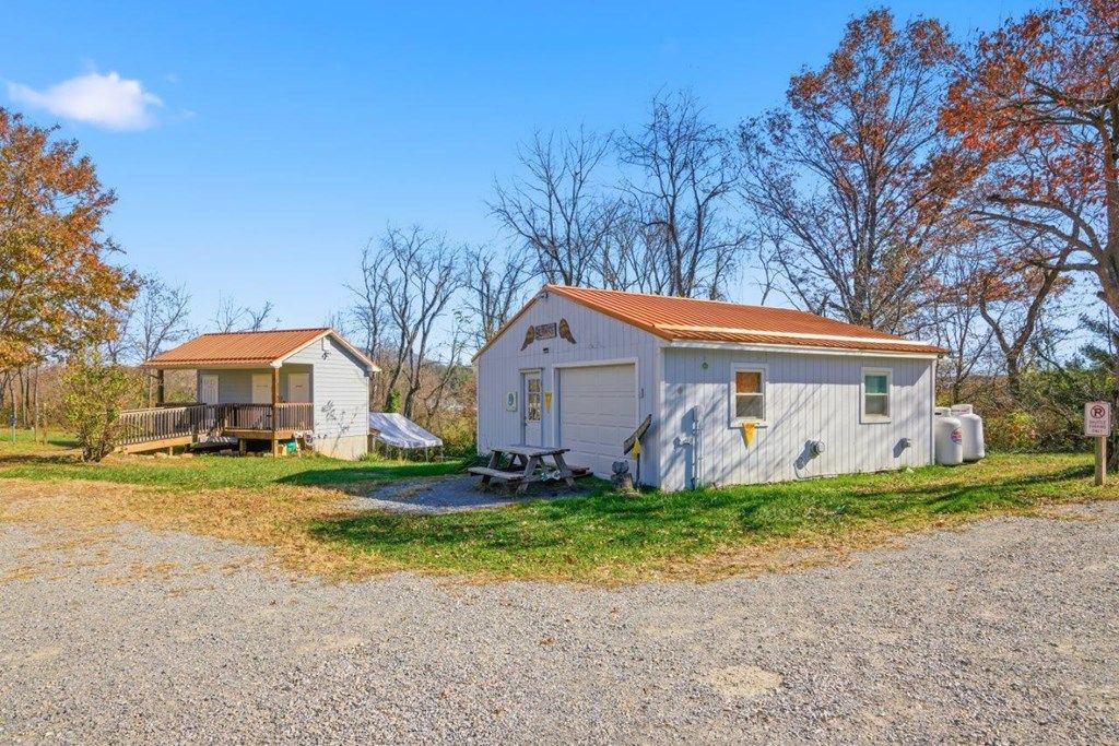 Photo of 204 Douglas Ln, Pearisburg, VA 24134 (MLS # 104418)