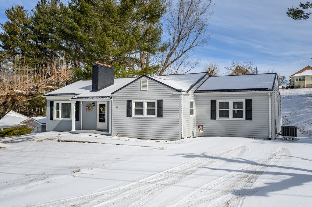 Photo of 119 Circle Dr, Galax, VA 24333 (MLS # 105753)