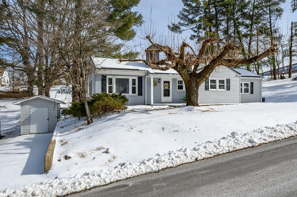 Photo of 119 Circle Dr, Galax, VA 24333 (MLS # 105753)