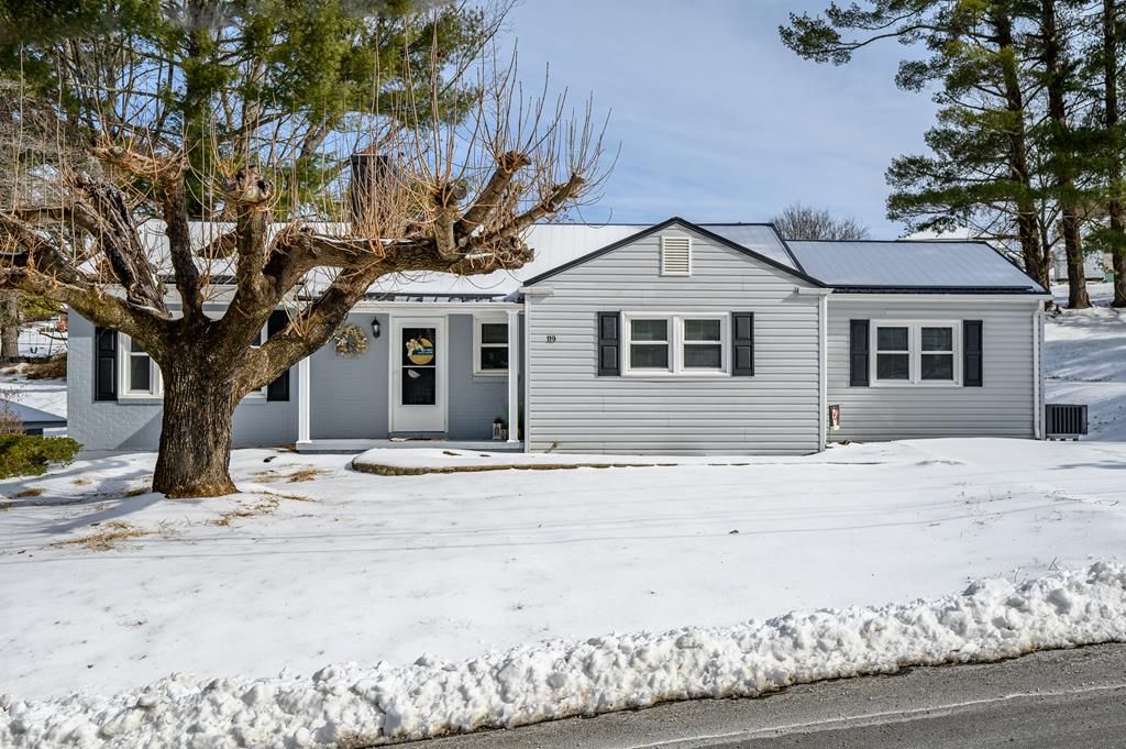 Photo of 119 Circle Dr, Galax, VA 24333 (MLS # 105753)