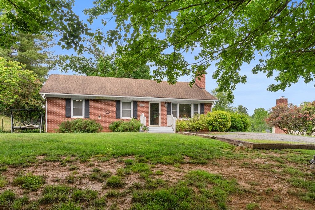 Photo of 841 Glendale Road, Galax, VA 24333 (MLS # 110320)