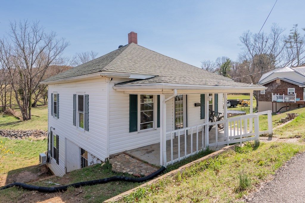 Photo of 105 Swanson St, Galax, VA 24333 (MLS # 109192)