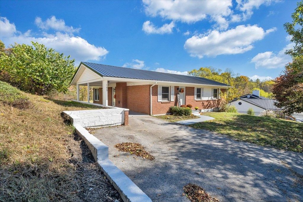 Photo of 103 Caldwell St, Galax, VA 24333 (MLS # 104538)