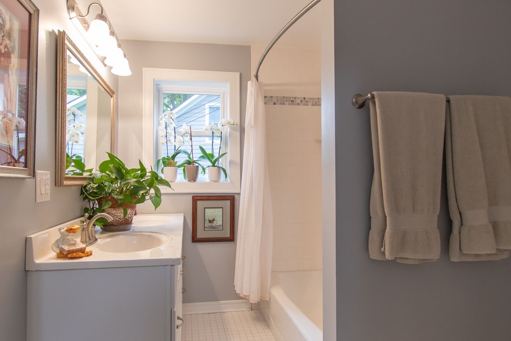 Abingdon, Virginia 24210, United States, 3 Bedrooms Bedrooms, ,2 BathroomsBathrooms,Residential,Active,185449