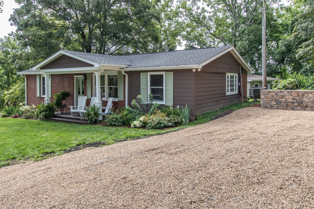 Abingdon, Virginia 24210, United States, 3 Bedrooms Bedrooms, ,2 BathroomsBathrooms,Residential,Active,185449