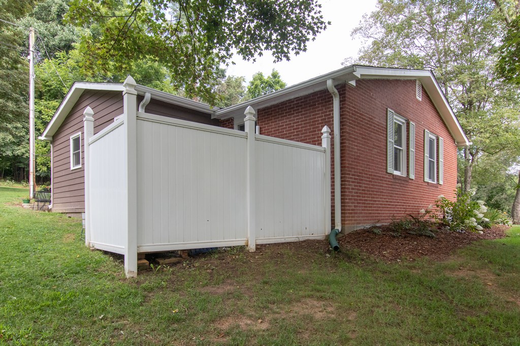 Abingdon, Virginia 24210, United States, 3 Bedrooms Bedrooms, ,2 BathroomsBathrooms,Residential,Active,185449