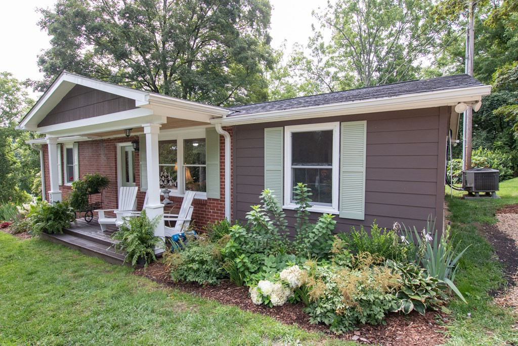 Abingdon, Virginia 24210, United States, 3 Bedrooms Bedrooms, ,2 BathroomsBathrooms,Residential,Active,185449