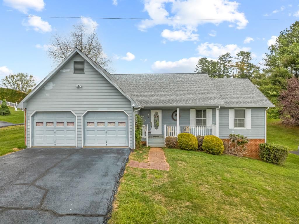 Photo of 115 Carriage Hill Dr, Galax, VA 24333 (MLS # 109654)