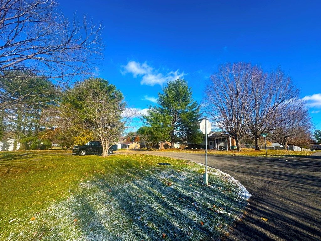 Photo of 403 Lynnwood Dr #NA, Bristol, VA 24201 (MLS # 104162)