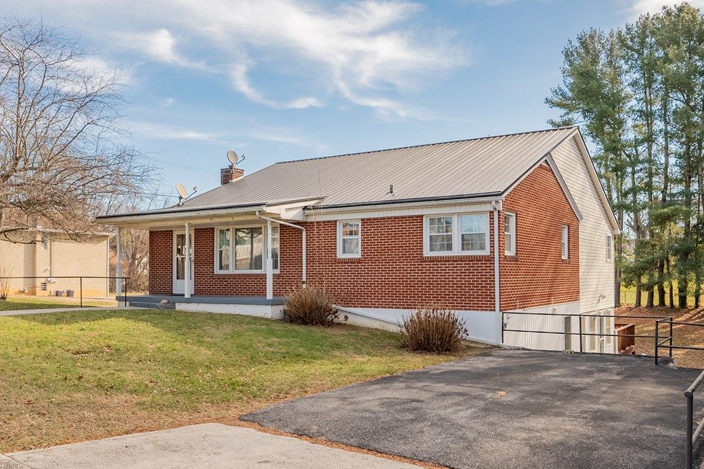 Photo of 395 E Franklin St, Wytheville, VA 24382 (MLS # 104570)