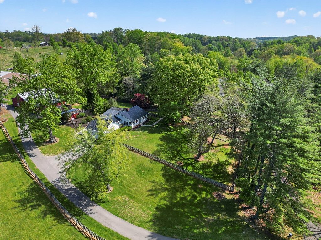 Photo of 15305 Foxchase Rd, Abingdon, VA 24210 (MLS # 109789)