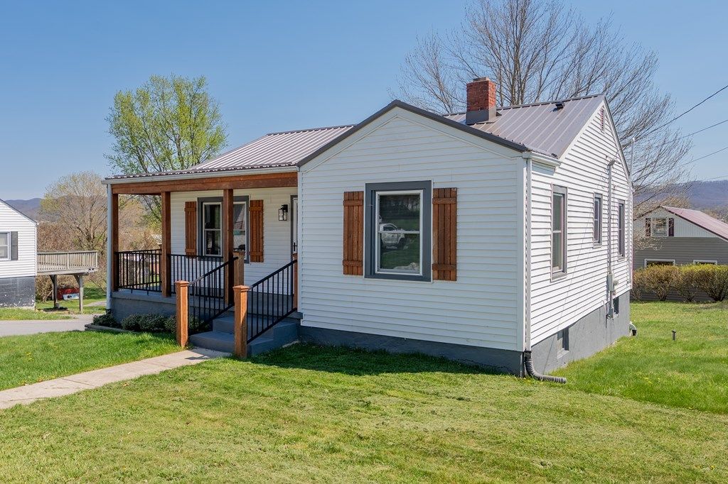 Photo of 206 Sprinkle Ave, Marion, VA 24354 (MLS # 109509)
