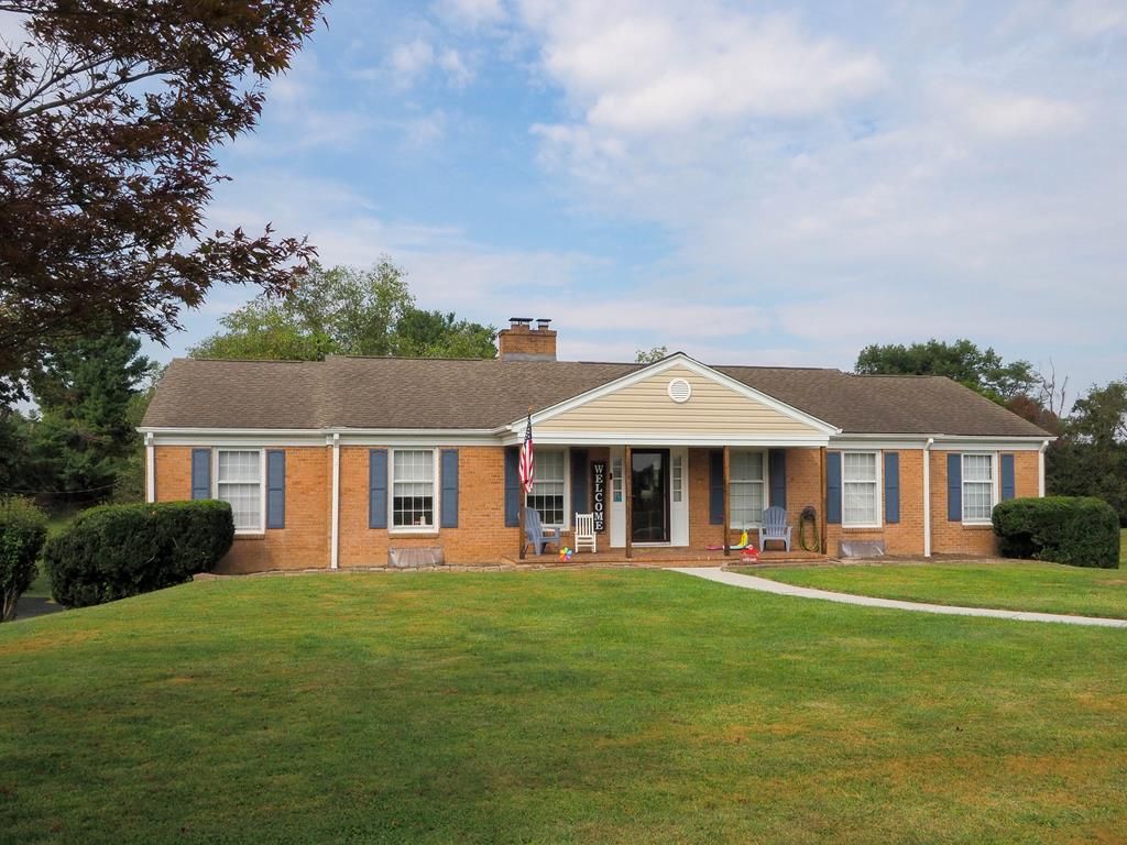 Photo of 124 Country Club Ln, Galax, VA 24333 (MLS # 103511)