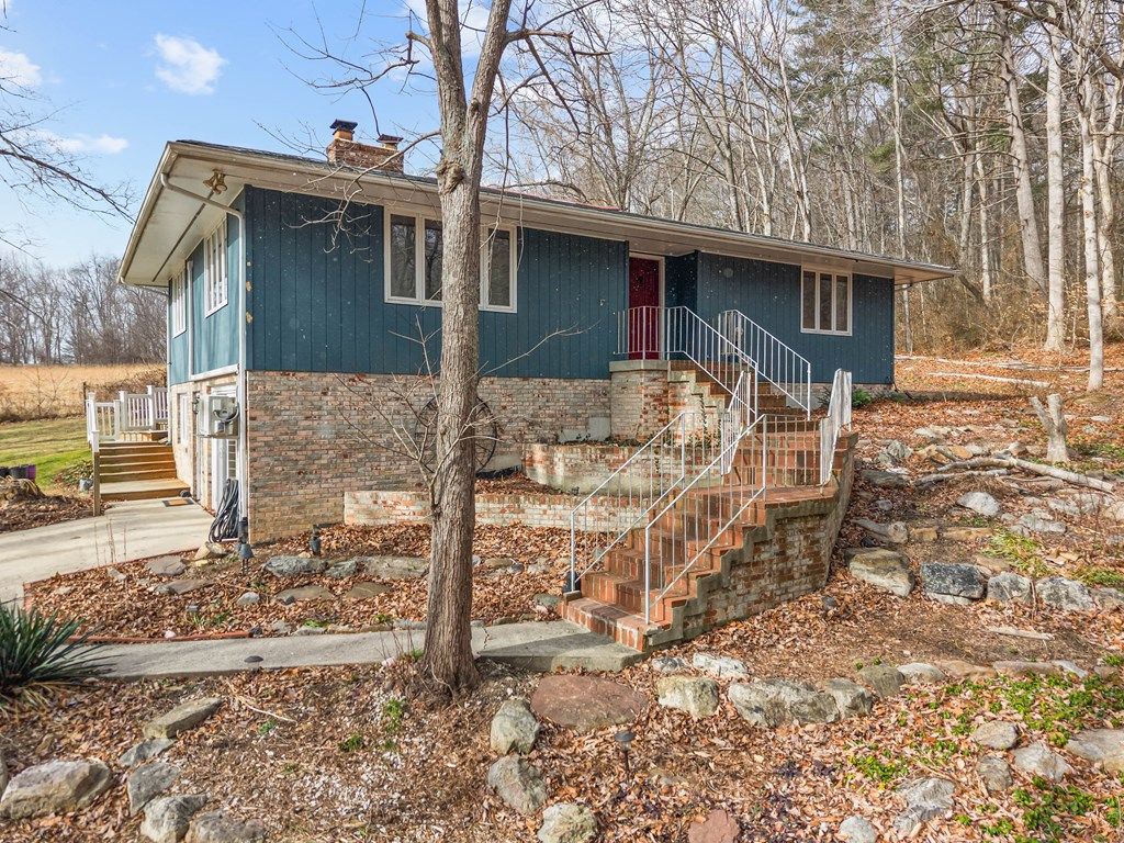 Photo of 331 Crimson Ln, Max Meadows, VA 24360 (MLS # 104625)