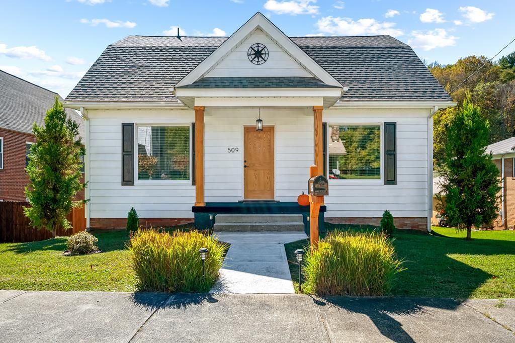 Photo of 509 Tazewell Ave, Tazewell, VA 24651 (MLS # 103736)