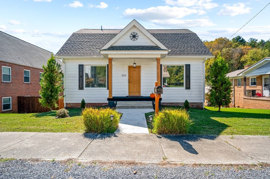 Photo of 509 Tazewell Ave, Tazewell, VA 24651 (MLS # 103736)