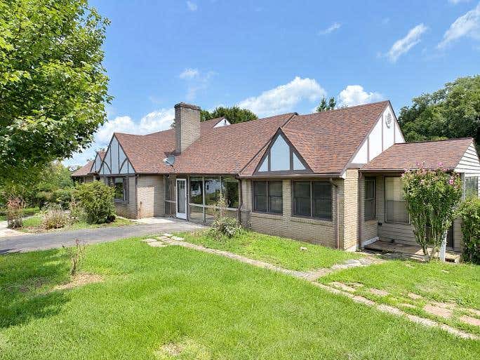 Photo of 827 Pine St, Hillsville, VA 24343 (MLS # 111564)