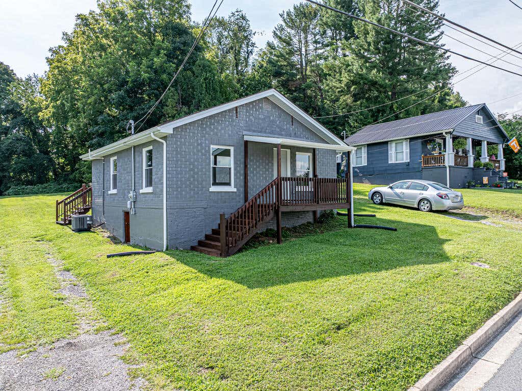 Photo of 716 Goolsby St, Marion, VA 24354 (MLS # 111495)