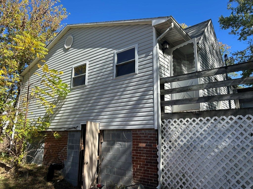 Photo of 109 Spruce St, Pulaski, VA 24301 (MLS # 103867)