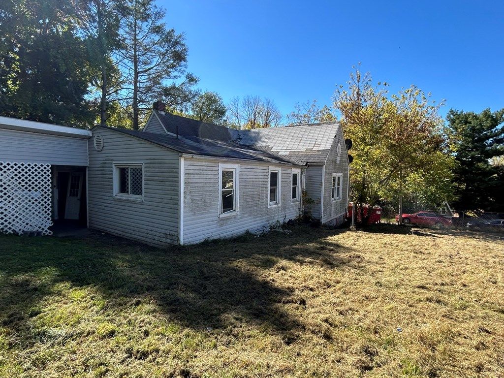 Photo of 109 Spruce St, Pulaski, VA 24301 (MLS # 103867)