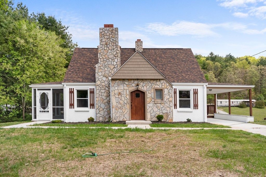 Photo of 392 Green Valley Road, Fries, VA 24330 (MLS # 110262)