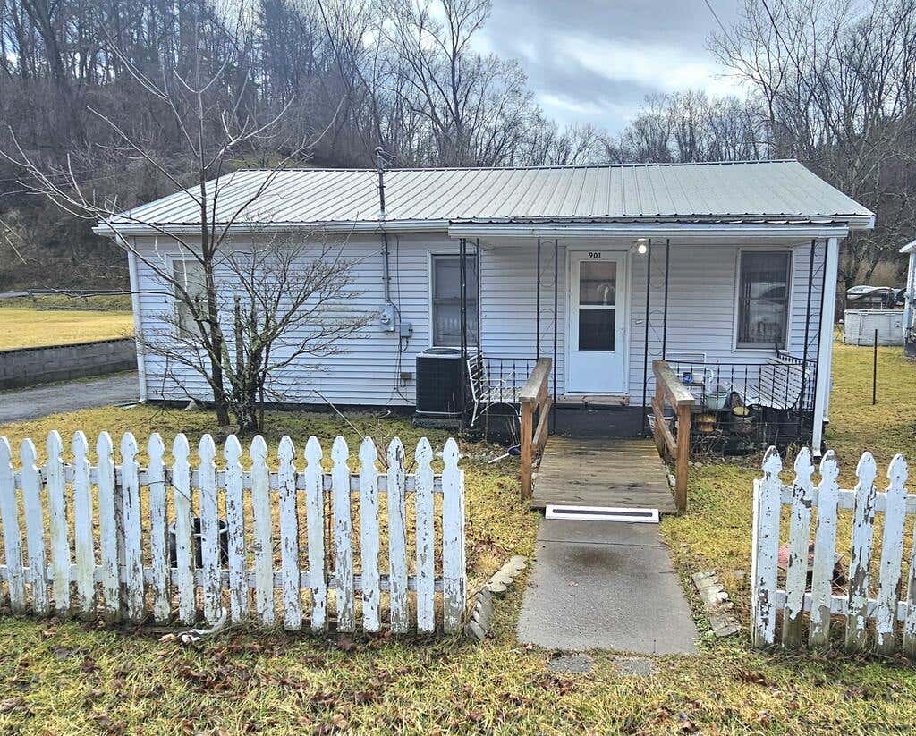 Photo of 901 Maplewood Lane, Tazewell, VA 24651 (MLS # 111429)