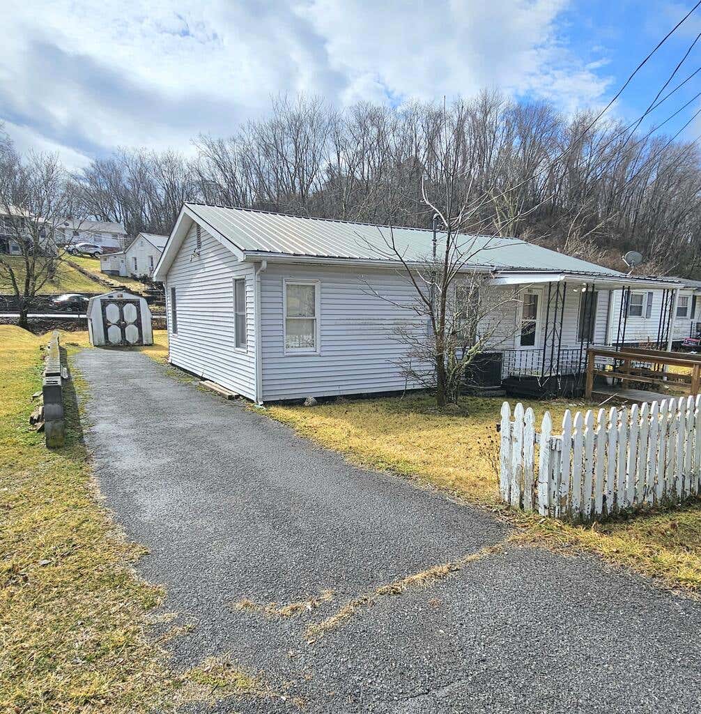 Photo of 901 Maplewood Lane, Tazewell, VA 24651 (MLS # 111429)