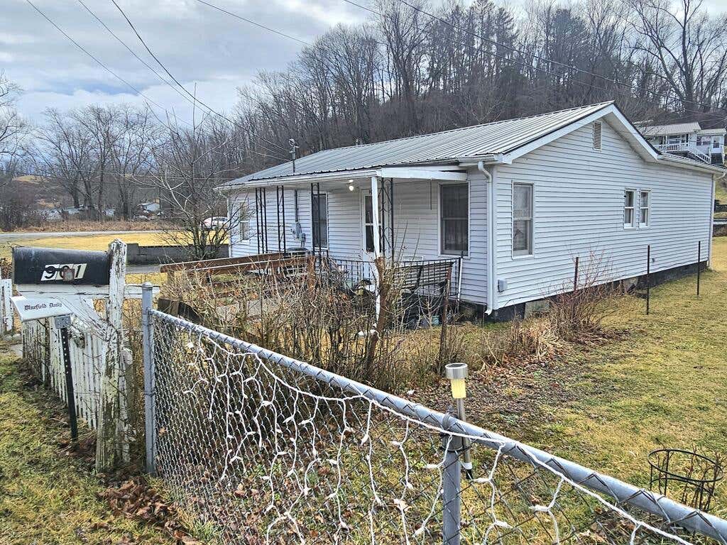 Photo of 901 Maplewood Lane, Tazewell, VA 24651 (MLS # 111429)