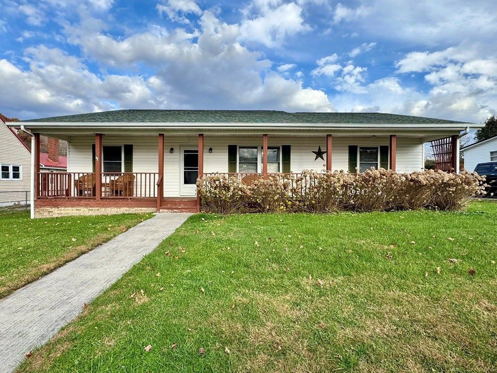 Photo of 319 Floyd Ave, Richlands, VA 24641 (MLS # 104112)