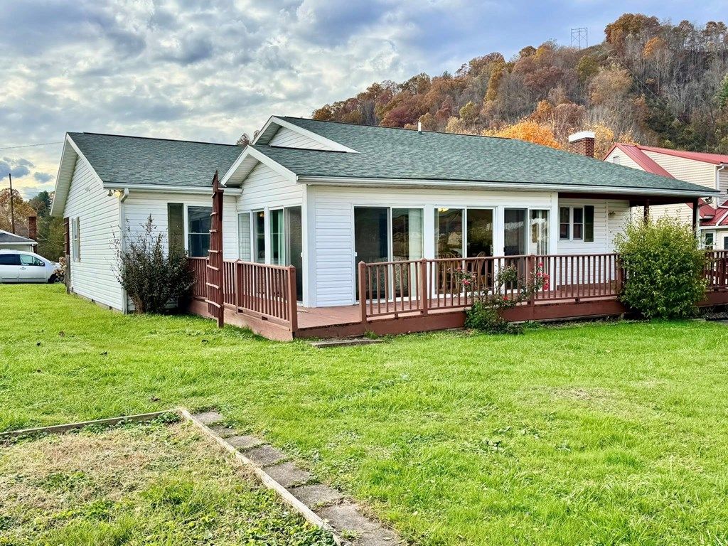 Photo of 319 Floyd Ave, Richlands, VA 24641 (MLS # 104112)