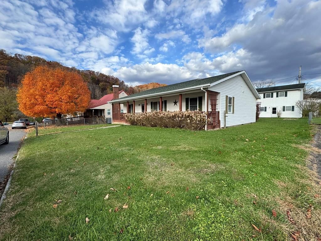 Photo of 319 Floyd Ave, Richlands, VA 24641 (MLS # 104112)