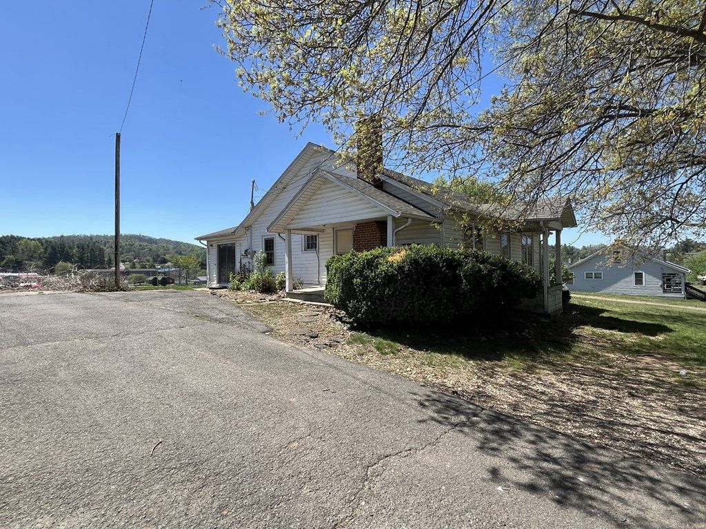 Photo of 1005 Glendale Road, Galax, VA 24333 (MLS # 109652)