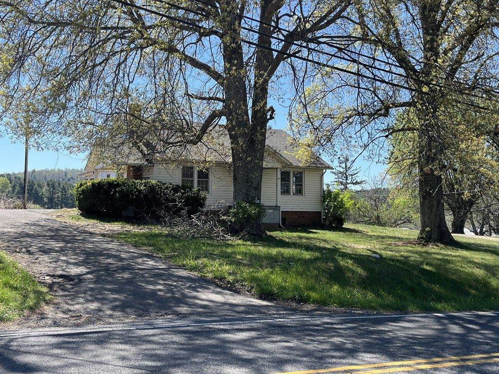 Photo of 1005 Glendale Road, Galax, VA 24333 (MLS # 109652)