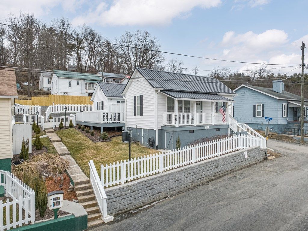 Photo of 305 Grayson St, Fries, VA 24330 (MLS # 105896)