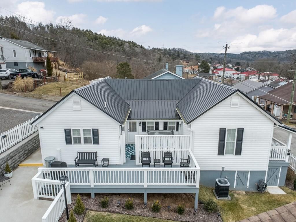 Photo of 305 Grayson St, Fries, VA 24330 (MLS # 105896)