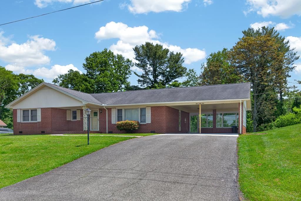 Photo of 349 Valley View Dr, Hillsville, VA 24343 (MLS # 110386)