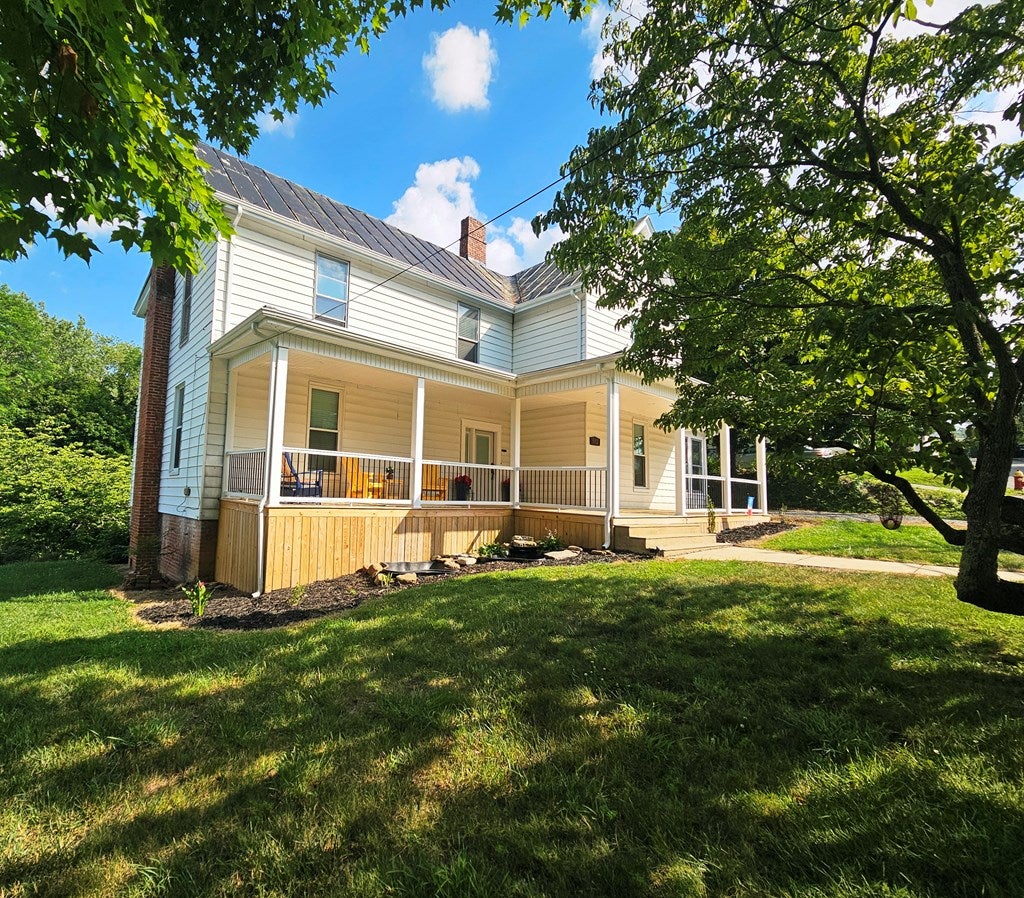 Photo of 502 Pine Street, Tazewell, VA 24651 (MLS # 110840)