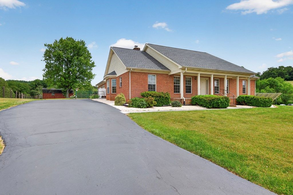 Photo of 18158 Old Jonesboro Road, Abingdon, VA 24211 (MLS # 110270)