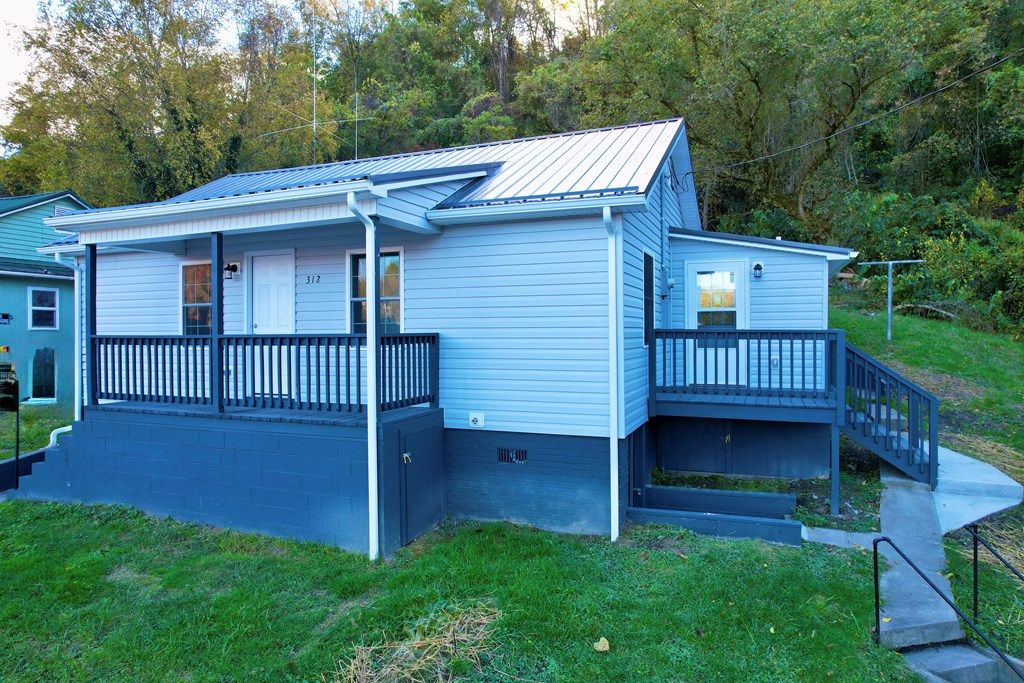 Photo of 312 Davidson St, Saltville, VA 24370 (MLS # 103796)