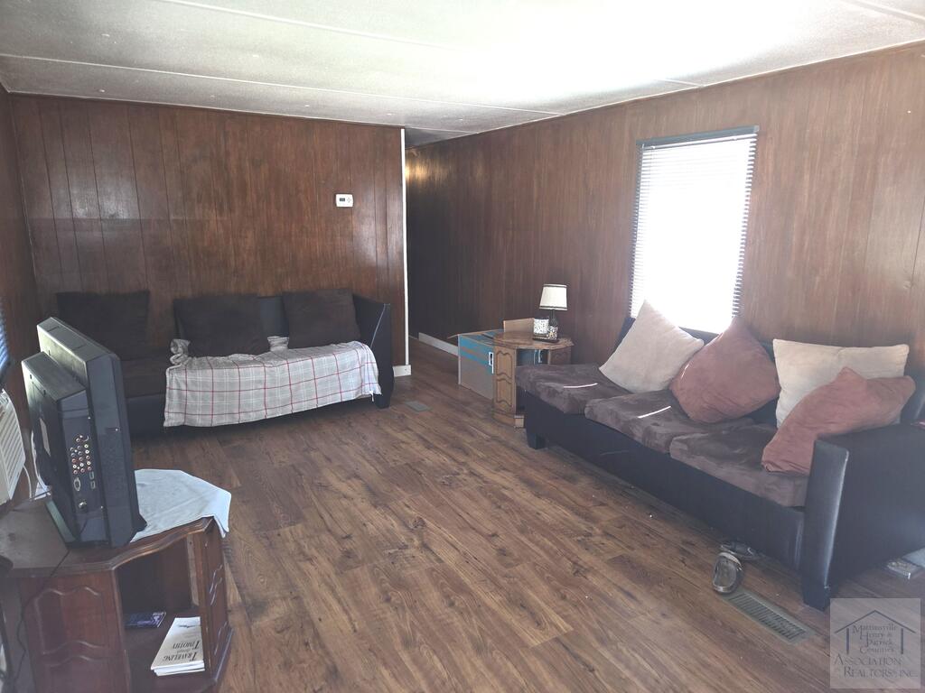 569 Saturn Dr